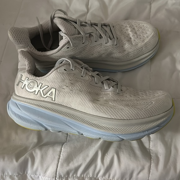 Women’s Hoka Clifton 9- size 10.5 Wide Width - Picture 4 of 6